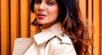 आशका गोरड़िया का संक्षिप्त जीवन परिचय । (Brief Biography of Aashka Goradia)